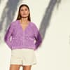Model in leichtem Sommer-Cardigan von Lana Grossa