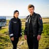 "Friesland - Unter der Oberfläche": Süher Özlügül (Sophie Dal) und Henk Cassens (Maxim Mehmet) stehen in den Dünen.