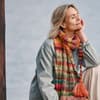 Model mit buntem Strickschal von Lana Grossa