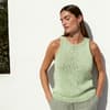 Model in gestrickten Trägertop aus hellgrüner Wolle von Lana Grossa