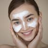 Frau mit Gesichtsmaske