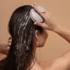 Frau trägt Conditioner auf