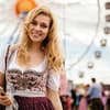 Model im Dirndl
