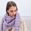 Model mit gestricktem Dreieckstuch aus Farbverlaufsgarn