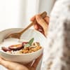Eine Frau frühstückt Müsli