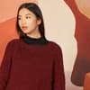 Model in Kuschelpullover "Birgit! von LANGYARNS