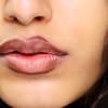 Model mit aufgetragenem Lippenstift, der älter macht