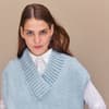 Model in hellblauem Oversize-Pullunder von Lana Grossa