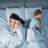 Paar schläft im Bett 