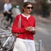 Roter Cardigan im Streetstyle