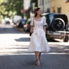 Anna Winter trägt ein Dirndl im Streetstyle