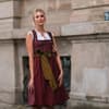 Junge Frau im Dirndl mit passendem Schmuck