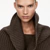 Frau trägt Kleidung der neuen Nativa Wool Knitwear Capsule von Arket