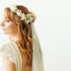 Braut mit selbst gemachtem Blumenkranz