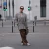 Tara Tut trägt eine weite Hose und einen Blazer im Streetstyle 