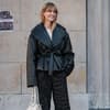 Jeanette Friis Madsen trägt eine Winterjacke mit Taillengürtel im Streetstyle