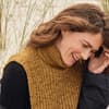 Model mit gestricktem Halswärmer von Lana Grossa