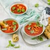 Tomatensuppe mit Meeresfrüchten und Knoblauchbrot 