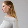 Model in Cashmere Kiss Pullover von Lana Grossa