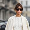 Besucherin der Milan Fashion Week mit einer französischen Haarnadel im Haar