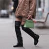 Karin Teigl trägt Overknee-Stiefel im Streetstyle