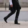 Cherifa Akili trägt Stiefel für breite Füße im Streetstyle