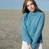 Model in Raglanpullover aus Kaschmirmix von Lana Grossa