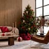 Ein weihnachtlich geschmücktes Wohnzimmer