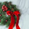 Adventskranz mit roter Schleife