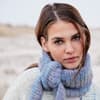 Model mit XXL-Dreieckstuch von Lana Grossa