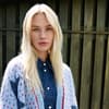 Model in Herzchen-Strickjacke von Lana Grossa