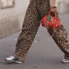 Katrin Teigl mit Adidas Country OG Sneakers