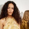 Model mit Ghost Lashes bei der SS/2025 Show von Zimmermann