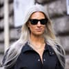 Sarah Harris hat ihre grauen Haare rauswachsen lassen