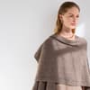 Model mit gestricktem Kaschmir-Poncho von Lana Grossa