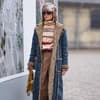 Frau trägt Stirnband im Streetstyle