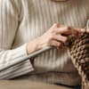 Frau macht Fehler beim Stricken