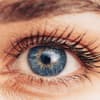 Frau mit der besten Mascara für Schlupflider auf den Wimpern