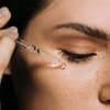 Frau benutzt Botox-Serum von dm