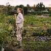 Eine Frau im Overall, die im Garten arbeitet 