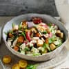 Griechischer Salat mit Gurke und Tofu 
