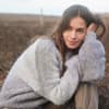 Stricken mit dicker Wolle - Model in Oversize-Pullover von Lana Grossa