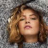 Stricken mit dicker Wolle - Model in zweifarbigem Pullover von Lana Grossa