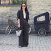 Frau trägt Marlenehose mit Sandaletten 
