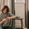Frau strickt mit den besten Stricknadeln
