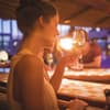 Reden, lachen, flirten – bei einem Drink an der Bar
