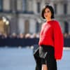 Frau mit asymmetrischer Frisur ab 50