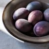 Mit Rotwein gefärbte Eier