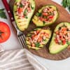Gegrillte Avocado mit Tomaten-Salsa