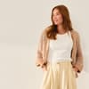 Model in Lochmuster-Strickjacke von Lana Grossa